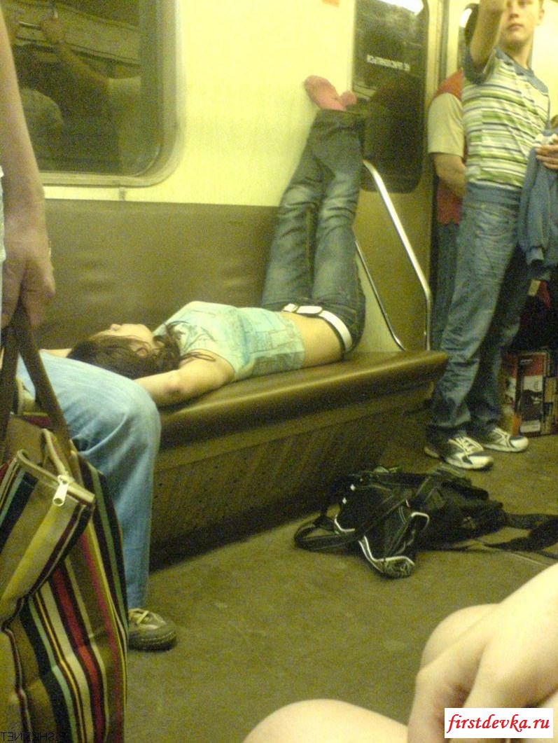 Голые попки уснувших в гостях сучек Голые попки уснувших в гостях сучек