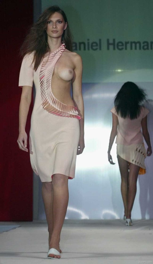 Alejandra Guilmant голая на подиуме